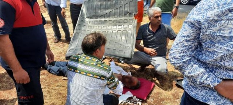 Son dakika! Trafik kazasında yaralananları vatandaşlar güneşten korudu