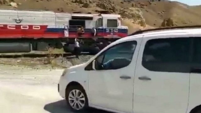 Düğün konvoyunun önünü trenle kestiler