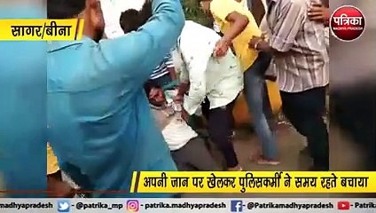 Download Video: बेटे की पिटाई से प्रताड़ित पिता ने खंभे पर चढ़कर की आत्महत्या की कोशिश, पुलिसकर्मी ने जान पर खेलकर बचाया