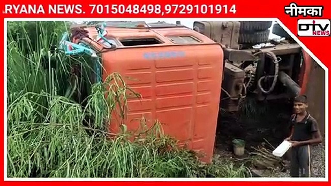 नीमका गांव में बड़ा हादसा होने से टला ट्रेलर के 22 टायर ऊपर की और ट्रक पलटा