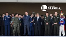 Presidente Jair Bolsonaro assiste movimentação com tanques militares em Brasília; veja como foi