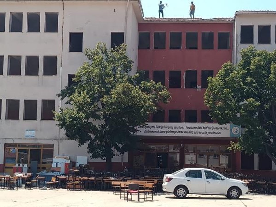 ÇORLU'DA DEPREMDEN HASAR GÖREN OKULUN YIKIMINA BAŞLANDI