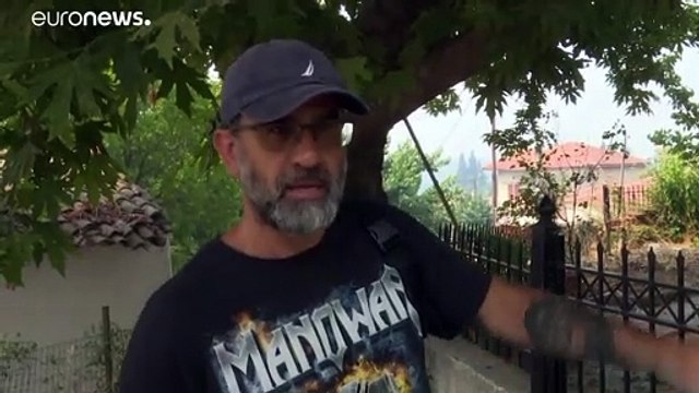 Los locales de la isla de Eubea ayudan a apagar las llamas