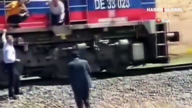 Bahşiş için akılalmaz yöntem! Gelin arabasının önünü trenle kestiler