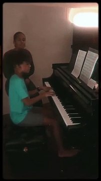 Alicia Keys mostra vídeo do filho a tocar piano enquanto cantam juntos