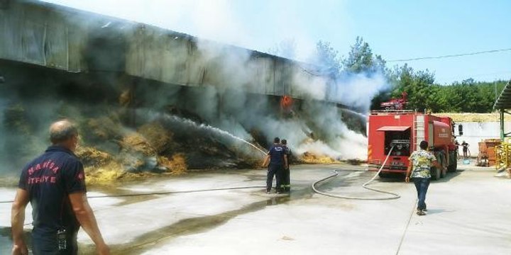 Son dakika haber! ÇİFTLİKTEKİ YANGIN ORMANA SIÇRAMADAN SÖNDÜRÜLDÜ; 400 TON SAMAN KÜLE DÖNDÜ
