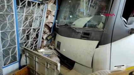 ŞOFÖRÜ UYUYAN TIR YEM BAYİSİNE DALDI