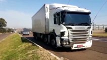 Colisão seguida de tombamento é registrada na rodovia BR-277, em Cascavel