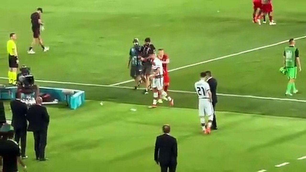 Ronaldo atira bracadeira