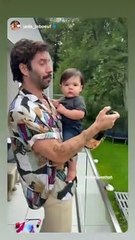 Stéphane Rodrigues ouvre une bouteille de champagne pour les 1 an de son fils Elon.