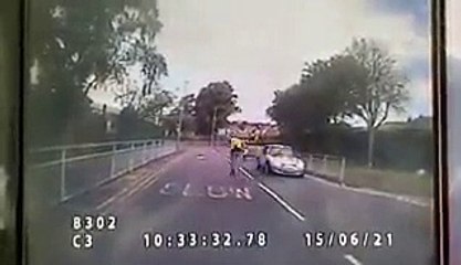 Criança autista de 4 anos foge da creche e é apanhada sozinha na estrada