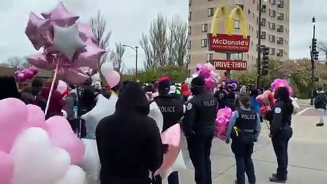 Céus enchem-se de rosa em homenagem a menina de sete anos baleada nos EUA