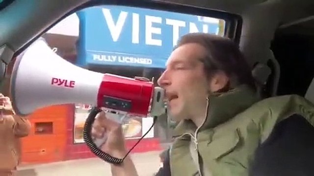 Ciclista ataca manifestante contra regras da Covid-19 com bicicleta