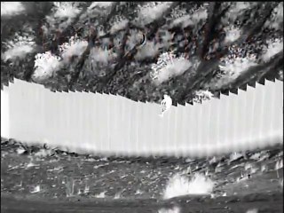 Crianças atiradas de muro fronteira EUA-México