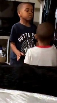 Respira ! Menino de 6 anos ajuda irmão mais novo a acalmar-se