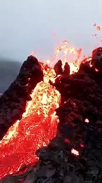 Drone capta imagens incríveis de vulcão em erupção na Islândia