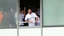 Foot: arrivé à Paris, Messi acclamé par les supporters