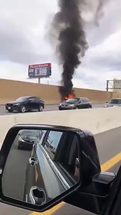 Limousine de noiva a caminho do casamento incendeia-se em Las Vegas
