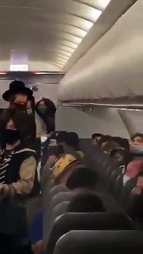 Família expulsa de avião em Miami. Passageiros falam em bebé sem máscara