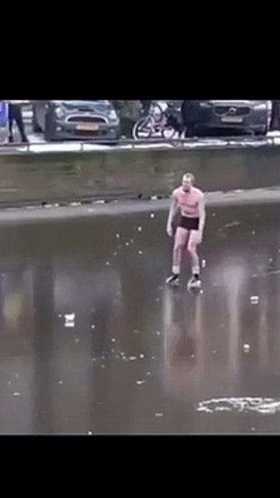 Patinador semi nu sofre percalço em canais de A...
