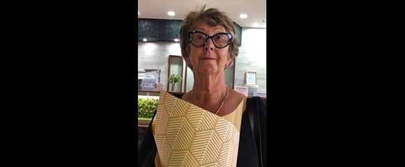 Mulher recebe flores