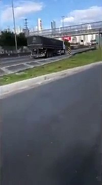 Camião abalroa mota e continua viagem durante 30 km. Uma mulher morreu