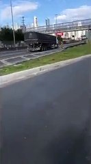 Camião abalroa mota e continua viagem durante 30 km. Uma mulher morreu