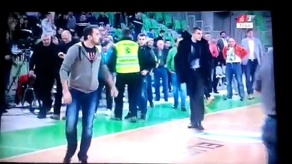 Árbitro português agredido por músico