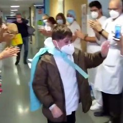 Aplausos na despedida a criança com Covid que esteve 10 dias na UCI