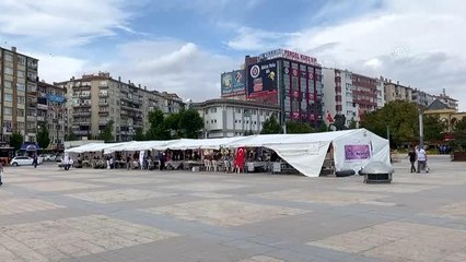 Üretici kadınların ürünlerinin sergilenmesi için kent meydanına çadırlar kuruldu