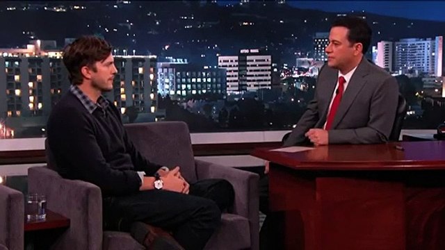 Ashton Kutcher manda calar Charlie Sheen em direto