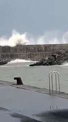 Homem cai de uma altura de 4 metros após ser arrastado por onda