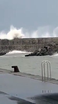 Homem cai de uma altura de 4 metros após ser arrastado por onda