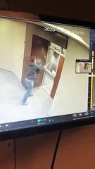 Homem com machado destrói janelas de gabinete de senador dos EUA