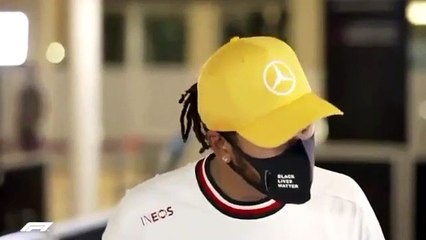 Hamilton distrai-se com o R25 de Fernando Alonso