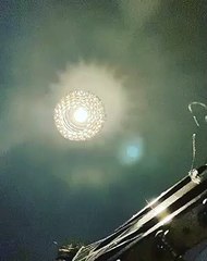 Vídeo. Agir canta em homenagem a Sara Carreira