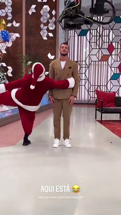 Vestido de Pai Natal, Flávio Furtado faz dança sensual para Ruben Rua