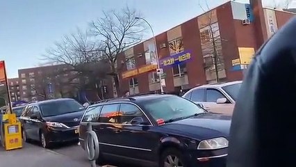 Discussão de trânsito acaba com carro dentro de padaria em Nova Iorque