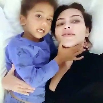 Kim Kardashian partilha doce vídeo com filho a dar um beijo selvagem