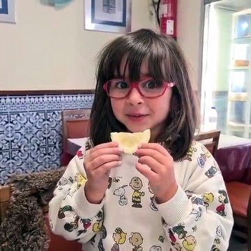 Hilariante. Filha de Raminhos morde um limão e tenta sorrir logo depois