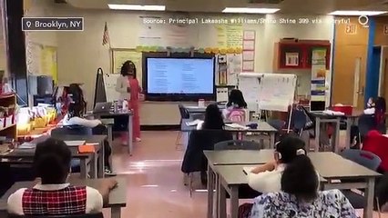 "Menina negra, o que vês? Uma vice como eu". Kamala torna-se exemplo