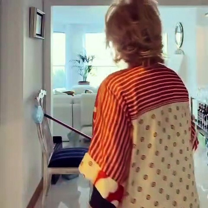 Vídeo: Lili Caneças faz rap de "Uma Casa Portuguesa"... e limpa o chão