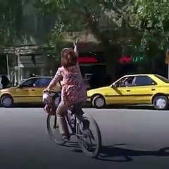 Mulher anda de bicicleta sem hijab Irão