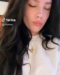 Cantora Halsey muda radicalmente de visual e rapa cabelo