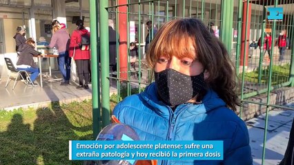 Emoción por adolescente platense sufre una extraña patología y hoy recibió la primera dosis