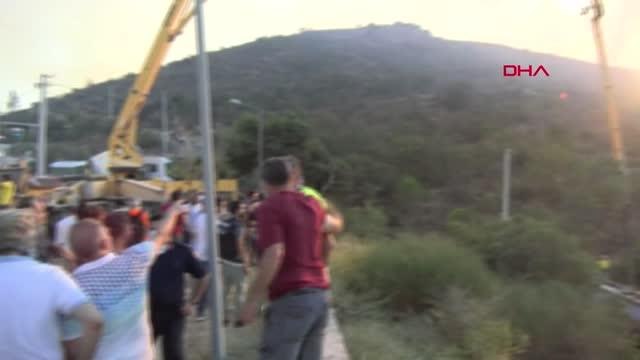 BODRUM'DA MAKİLİK VE OTLUK ALANDAKİ YANGIN, YERLEŞİM YERLERİNE İLERLİYOR