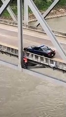 Equipa de inspeção regasta cão preso em ponte nos Estados Unidos