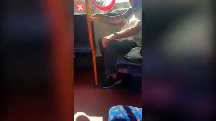 Homem usa cobra como máscara de proteção em viagem de autocarro