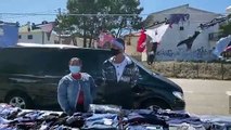 Vídeo. Na Nazaré, Pedro Barroso ajuda feirante a vender roupa interior