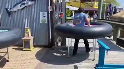 Este restaurante quer garantir o distanciamento... com mesas de bóias